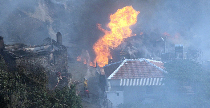 Son dakika! Muğla'da devam eden yangın köye sıçradı...Köyün tamamı tahliye diliyor