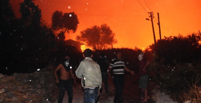 Zeytinköy'deki orman yangını söndürülemedi