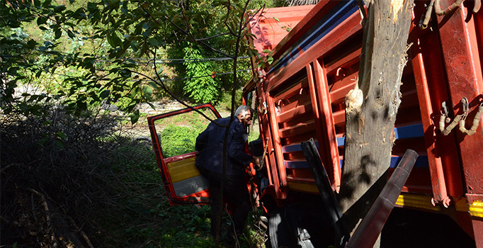 Zonguldak'ta hızını alamayan kamyonet cami bahçesine girdi