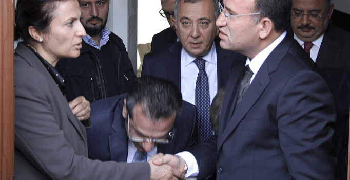 Adalet Bakanı Bozdağ: Elçi'nin vurulduğu yerde mermi çekirdeği bulundu