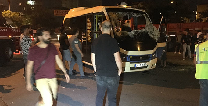 Ataşehir'de yolcu minibüsü devrildi: 4 yaralı