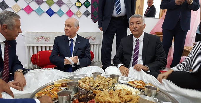 MHP lideri Devlet bahçeli yer sofrasında yemek yedi