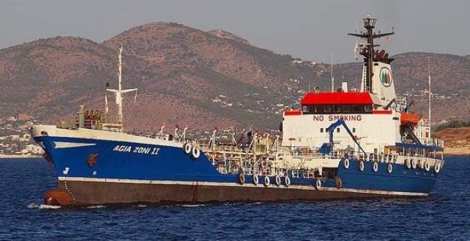 Atina açıklarında petrol taşıyan tanker battı
