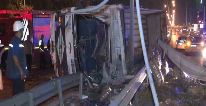 Kartal'da patates yüklü kamyon devrildi: 1'i çocuk, 2 yaralı