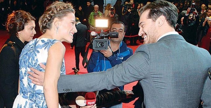 Serenay Sarıkaya'dan eski aşkı Çağtay Ulusoy'a sıcak karşılama