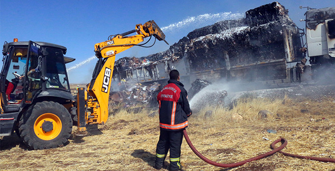 Şanlıurfa Siverek’te kağıt yüklü TIR yandı