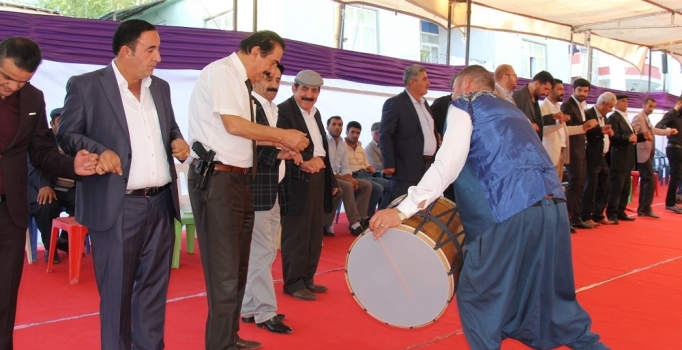 Aşiret düğününde geline 15 kilo altın takıldı