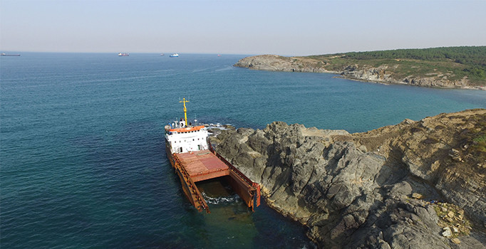 Kilyos'ta kaderine terk edilen gemi parçalanmaya başladı