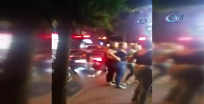 Fatih'te bir genç kız kuruyemişçiye saldırdı