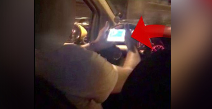 Direksiyon başında okey oynayan taksici pes dedirtti