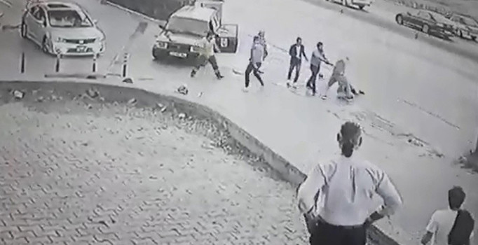 Sürücü ile arkadaşını tekme tokat dövdüler | Video