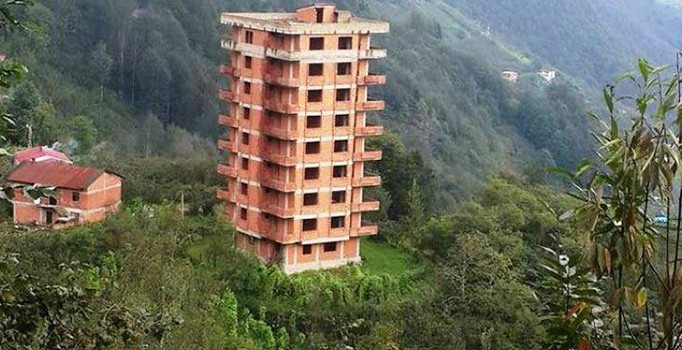 Sosyal medyada gündem olan binanın sahibi konuştu: Doğayı düşünerek yaptık