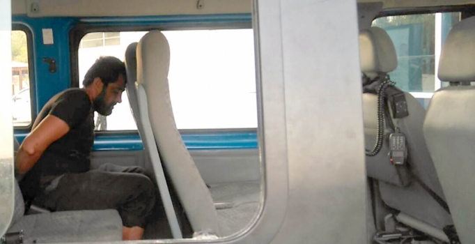 5 yaşındaki çocuğu başına taşla vurarak ağır yaraladı