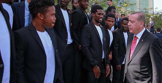 Afrika Dostluk Spor Takımı Erdoğan'ın ilgi odağı oldu...Toplantı sonrası fotoğraf çekildi