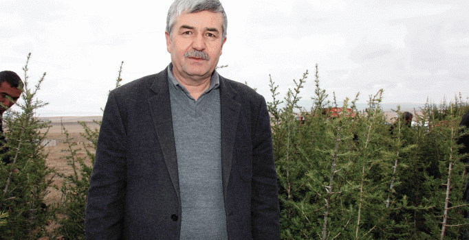Ağaç sevgisiyle 20 yılda 10 orman kurdu