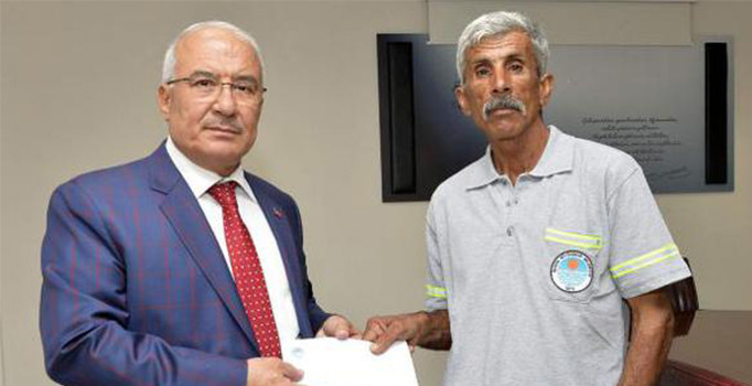 Bulduğu cüzdanı sahibine teslim eden işçiye bir maaş ödül