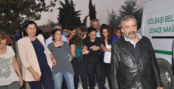 Aysel Tuğluk’un annesinin cenazesini gömdürmediler: Cenaze gömüldü tekrar çıkarıldı