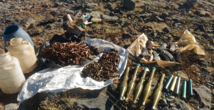 Hakkari'de mağarada PKK'ya ait mühimmat bulundu