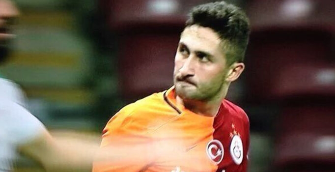 Sabri Sarıoğlu reklam panosunu tekmeledi