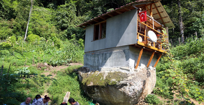 16 metrekarelik kaya üzerine ev yaptı