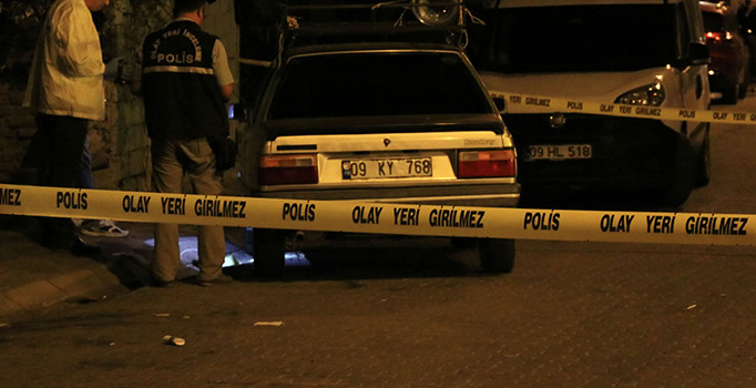 İki aile birbirine girdi: 1'i polis, 2 yaralı