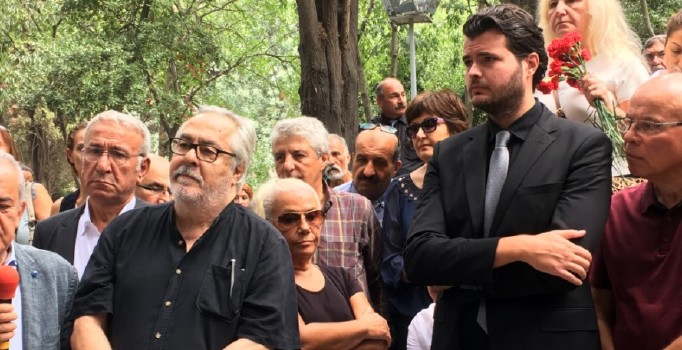 Tarık Akan mezar başında anıldı