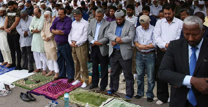 BM önünde topluca namaz kıldılar