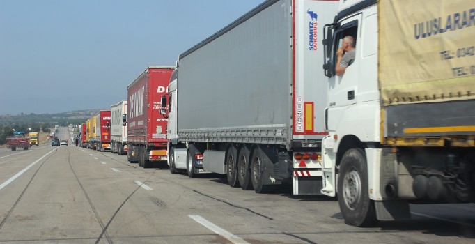 Kapıkule'de 18 kilometre TIR kuyruğu