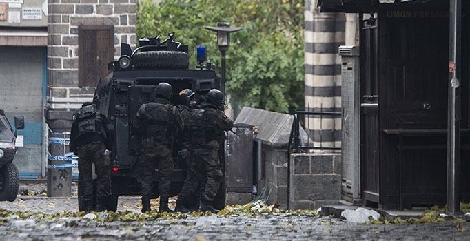 PKK'lılar Diyarbakır Sur'da cuma namazı sonrası camiyi taradı