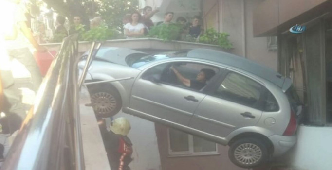 Kadın sürücü ölümden döndü | Video