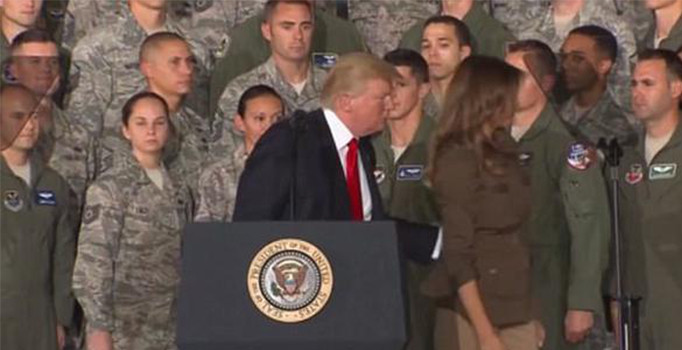 Trump'tan ilginç hareket: Melania Trump'ı sahneden gönderdi