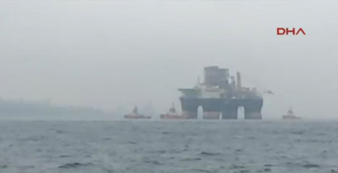 Dev petrol arama gemisi İstanbul Boğazı'nı trafiğe kapattı