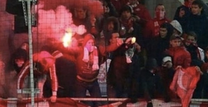 Rus taraftarlar Spartak Moskova - Krylya Sovetov maçında Türk bayrağı yaktılar