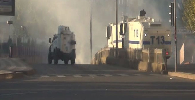 Diyarbakır'da olaylar çıktı: TOMA'ya ses bombası atıldı