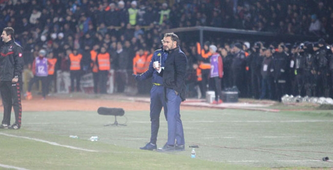 Gaziantep'te üşüyen Vitor Pereira, çay içerek ısındı