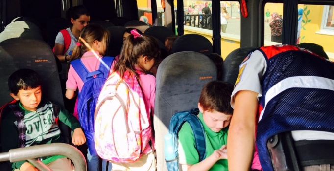 Düzce'de 17 kişilik minibüse 32 öğrenci bindiren şoföre ceza