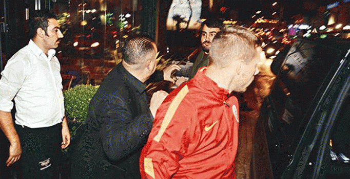 Podolski gazetecilere tekme attı, küfür etti