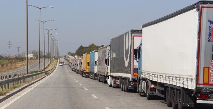 Kapıkule'de 9 kilometrelik TIR kuyruğu