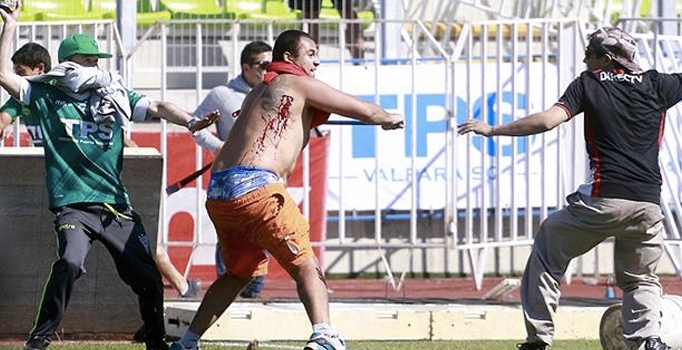 Şili'de Santiago Wanderers - Colo Colo maçı karıştı, tatil edildi