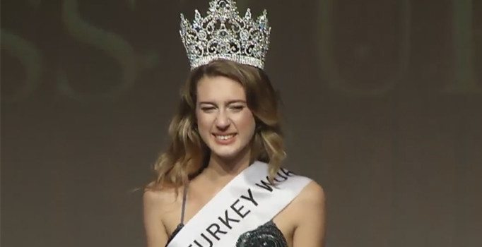 15 Temmuz şehitlerine hakaret eden Itır Esen'in tacı geri alındı