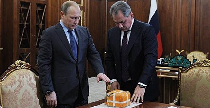 Putin düşürülen SU-24 tipi savaş uçağının kara kutusunu inceledi