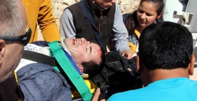 Rus pilot 70 metre yükseklikten yere çakılıp yaralandı