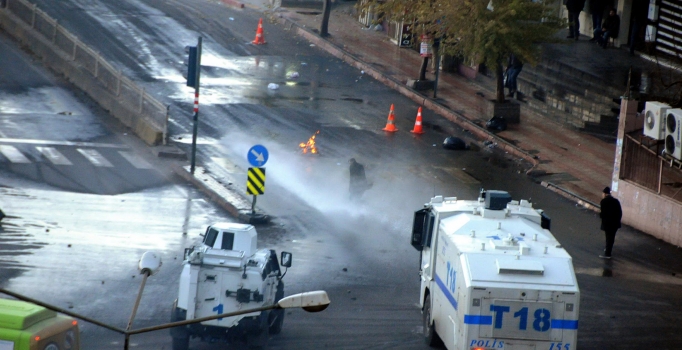 PKK'lı teröristler Diyarbakır'da 4 okulu ateşe verdi