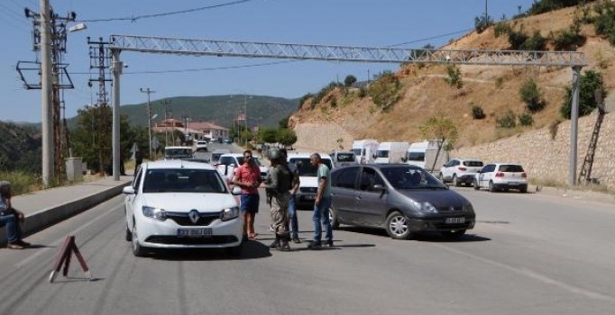 Tunceli'de yol kesen PKK'lı teröristler TIR yaktı
