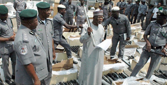Nijerya'da Türkiye'ye giden silahlar ele geçirildi
