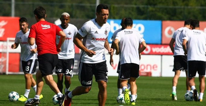 Beşiktaş'a Adriano müjdesi