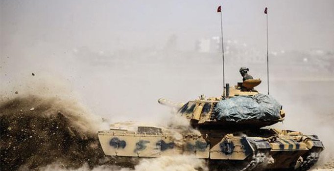 Sınırdaki tanklar savaş pozisyonunda