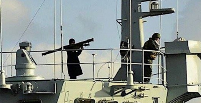 Rusya: Omzunda füze taşıyan asker, gemiyi koruyordu