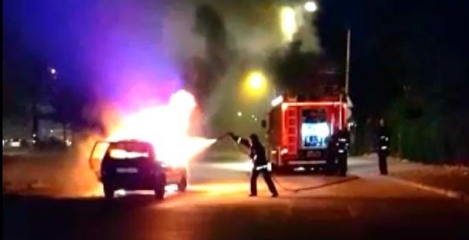 Maltepe'de seyir halindeki otomobil alev alev yandı