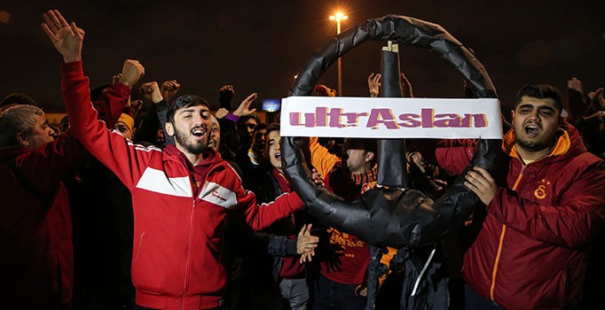 Galatasaray taraftarından federasyona çelenkli protesto